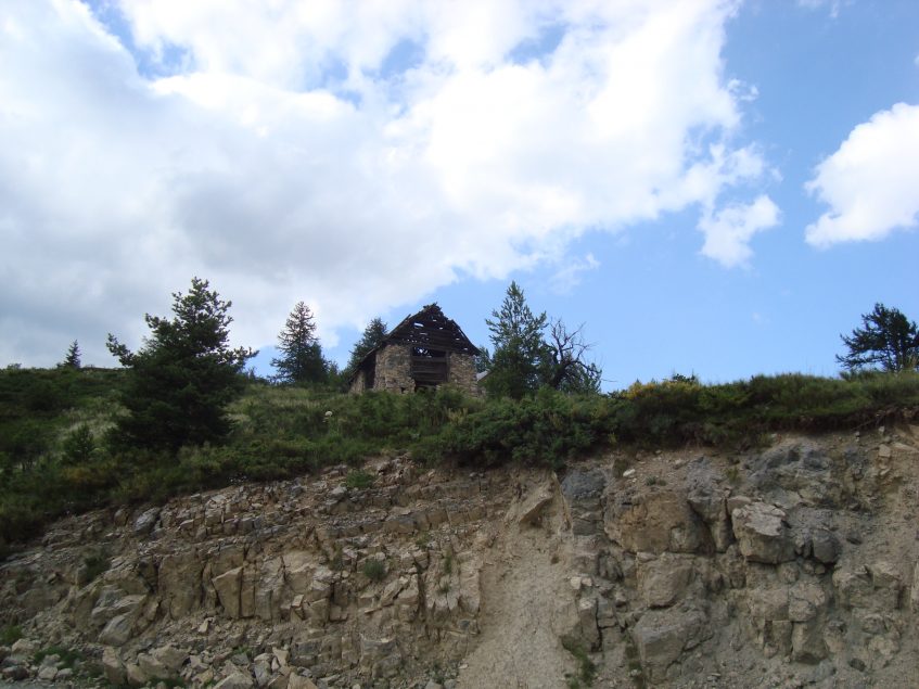 Verlaten herdershutje nabij Col d'Anelle